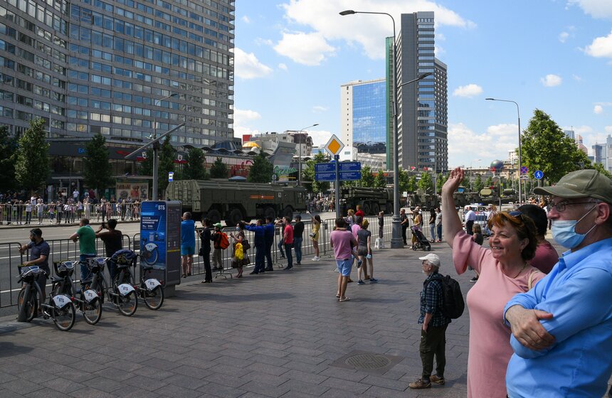 Зрители наблюдают за проходом колонны военной техники 27 фото