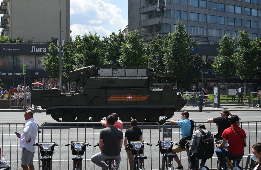 Зрители наблюдают за проходом колонны военной техники 11 фото