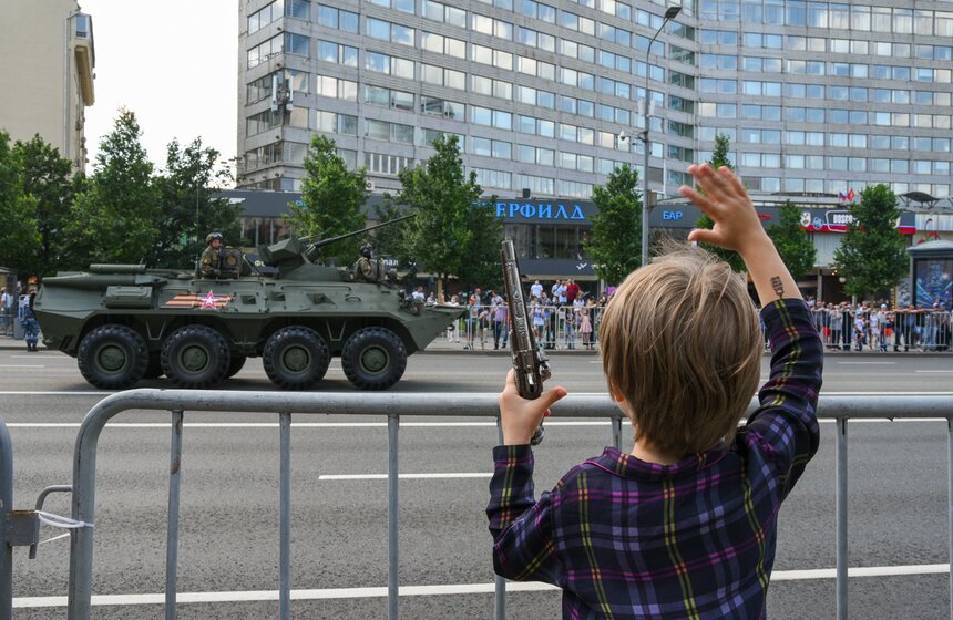 Зрители наблюдают за проходом колонны военной техники 18 фото