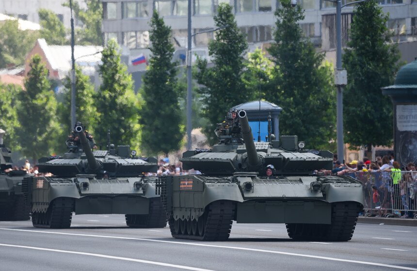Зрители наблюдают за проходом колонны военной техники 15 фото
