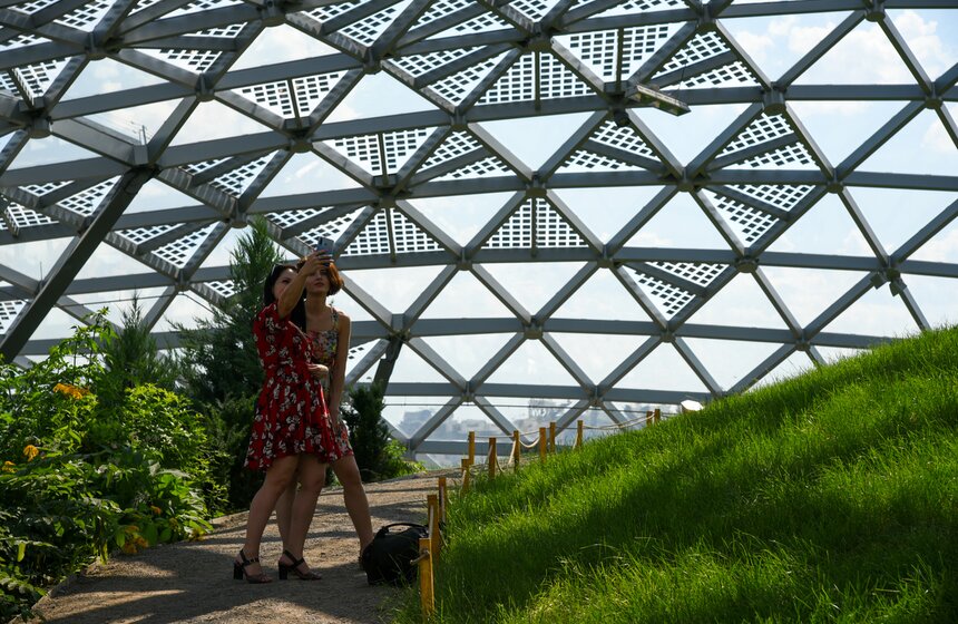 Парк "Зарядье" открылся для посетителей 12 фото