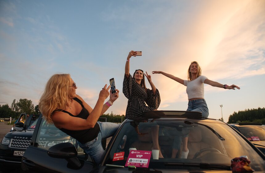 Гарик Сукачев и Григорий Лепс выступили на автофестивале Drive Live в парке "Яхрома" 14 фото