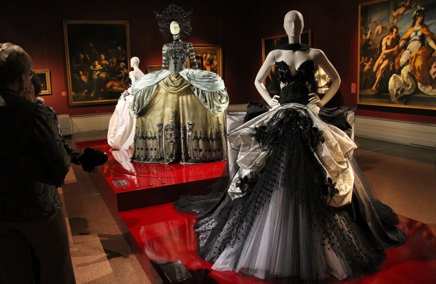 В ГМИИ им. Пушкина открылась выставка Валентина Юдашкина 16 фото