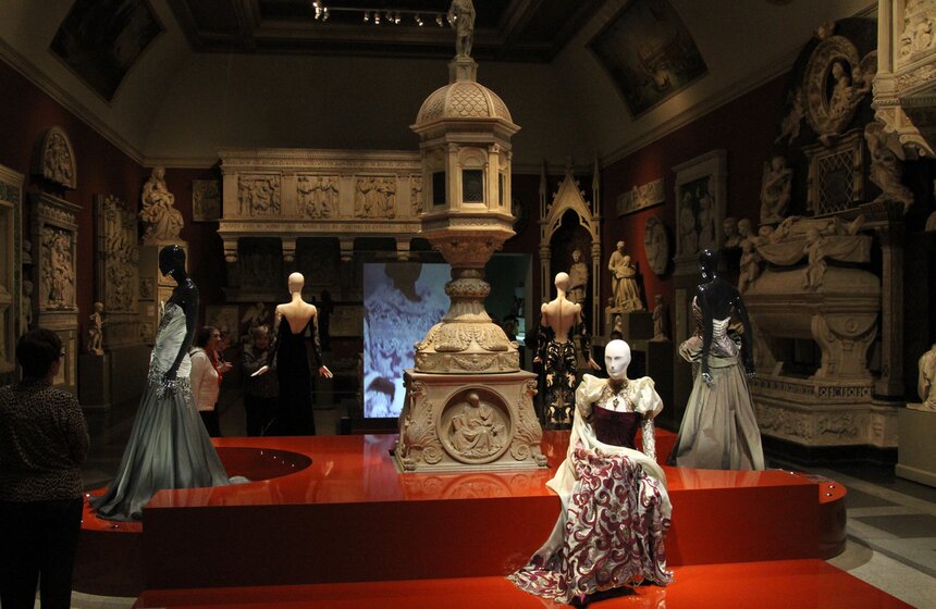 В ГМИИ им. Пушкина открылась выставка Валентина Юдашкина 3 фото