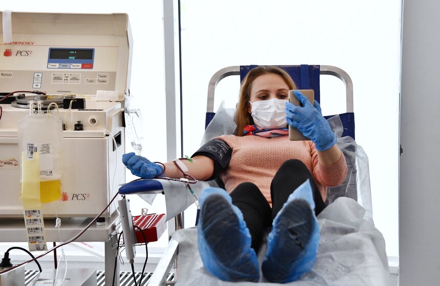 Московские соцработники стали донорами плазмы крови для больных COVID-19 9 фото