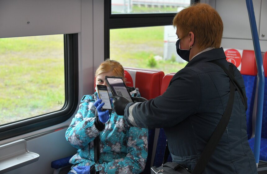 Как следят за соблюдением масочного режима в пригородных поездах 12 фото