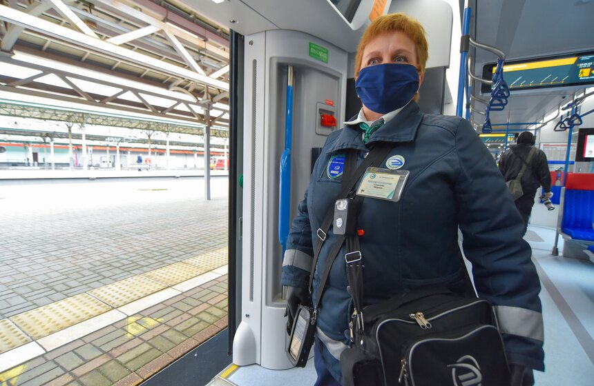 Как следят за соблюдением масочного режима в пригородных поездах 9 фото