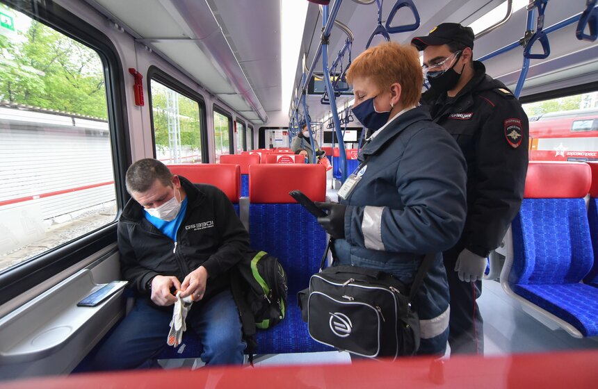 Как следят за соблюдением масочного режима в пригородных поездах 15 фото