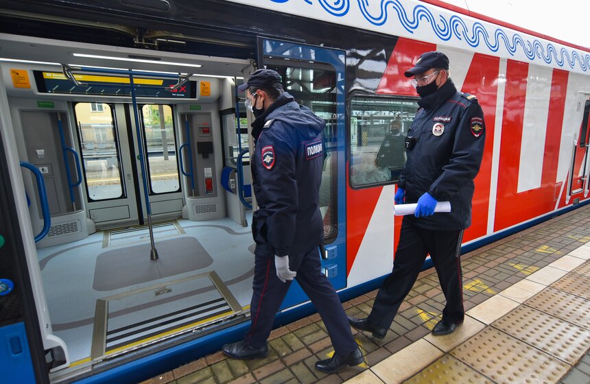 Как следят за соблюдением масочного режима в пригородных поездах 8 фото