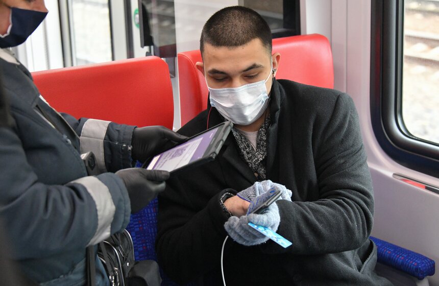 Как следят за соблюдением масочного режима в пригородных поездах 13 фото