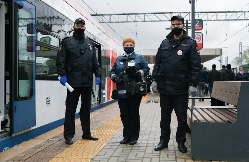 Как следят за соблюдением масочного режима в пригородных поездах 24 фото