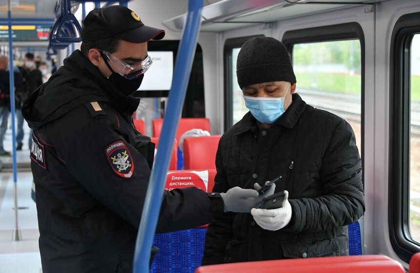 Как следят за соблюдением масочного режима в пригородных поездах 23 фото