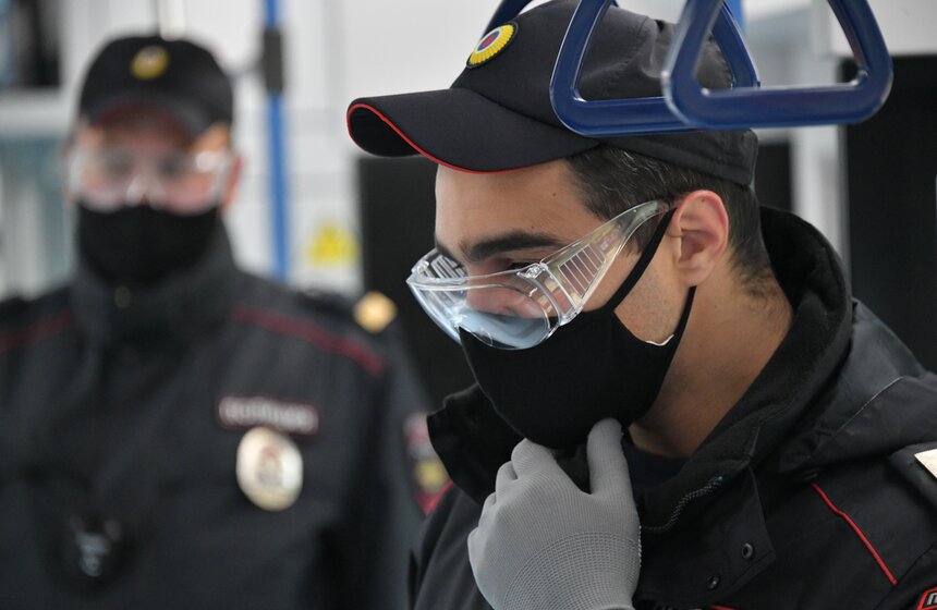 Как следят за соблюдением масочного режима в пригородных поездах 19 фото