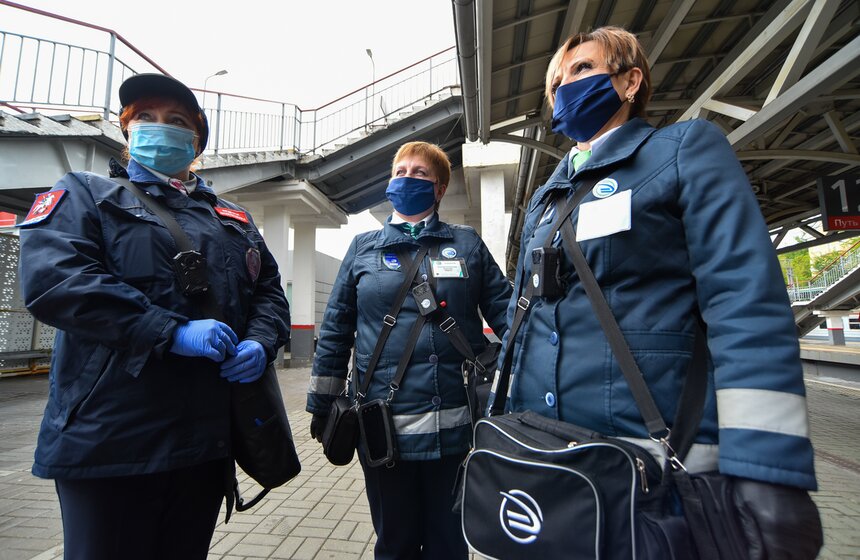 Как следят за соблюдением масочного режима в пригородных поездах 5 фото