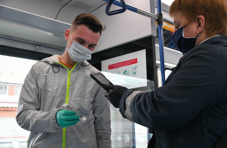 Как следят за соблюдением масочного режима в пригородных поездах 11 фото