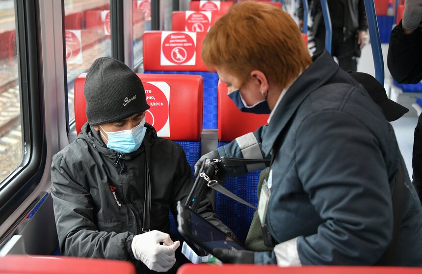 Как следят за соблюдением масочного режима в пригородных поездах 22 фото