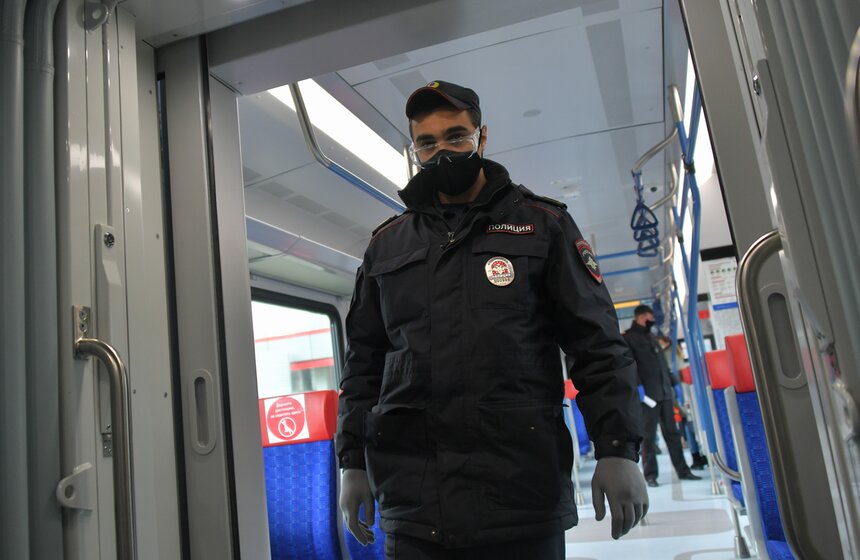Как следят за соблюдением масочного режима в пригородных поездах 17 фото