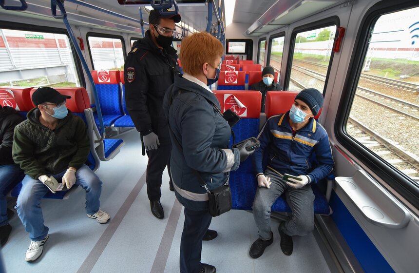Как следят за соблюдением масочного режима в пригородных поездах 21 фото