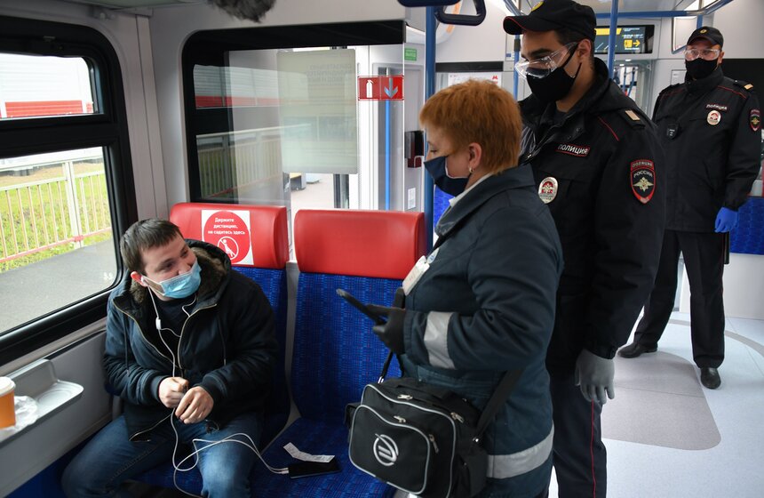 Как следят за соблюдением масочного режима в пригородных поездах 18 фото