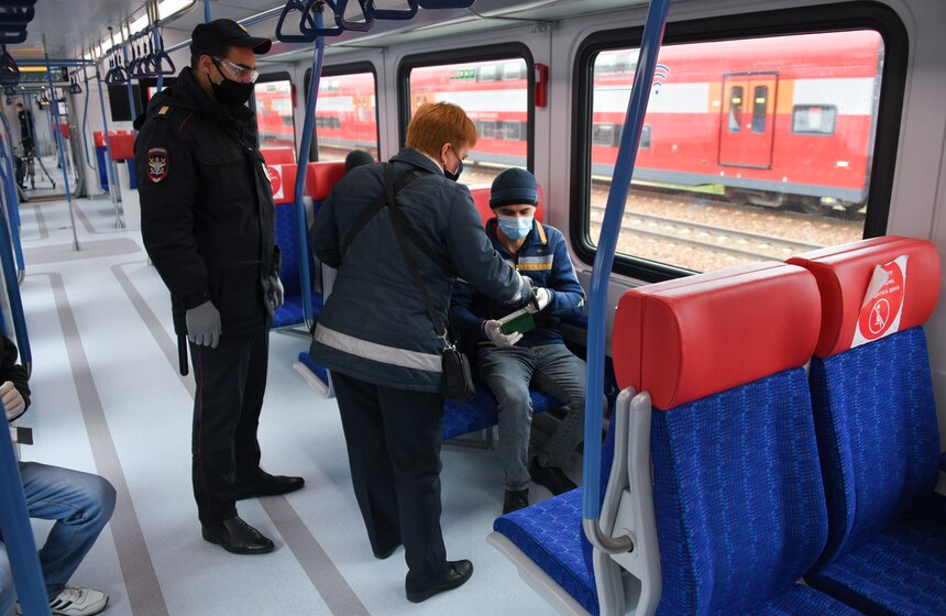 Как следят за соблюдением масочного режима в пригородных поездах 20 фото
