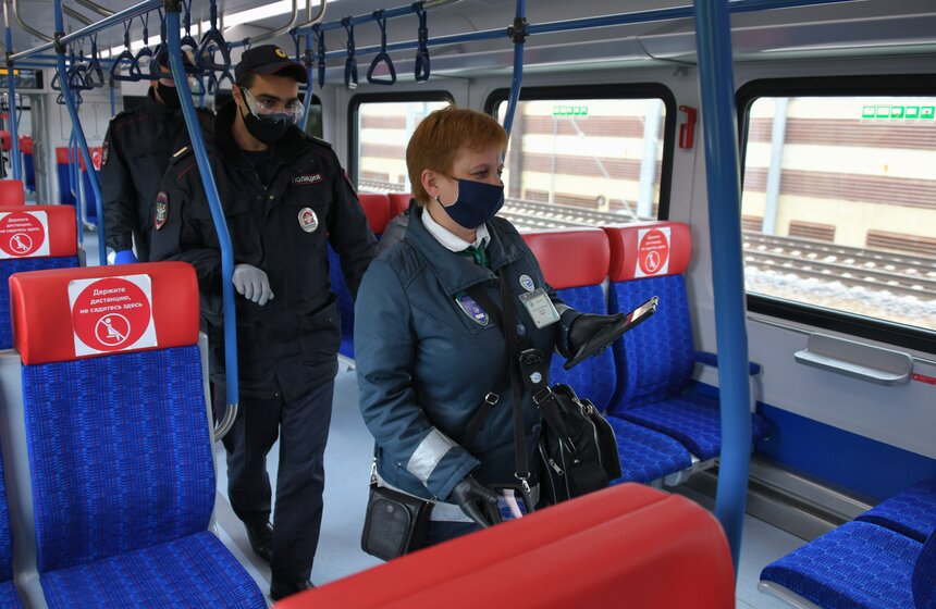 Как следят за соблюдением масочного режима в пригородных поездах 16 фото