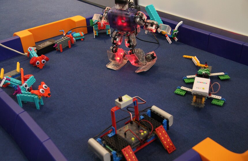 В парке "Сокольники" открылась выставка робототехники 4 фото