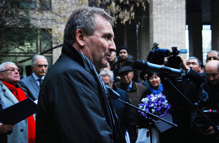 В Москве открыли памятник писателю Чингизу Айтматову 1 фото