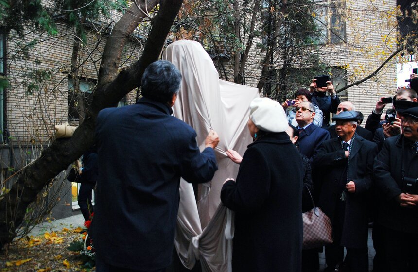 В Москве открыли памятник писателю Чингизу Айтматову 5 фото