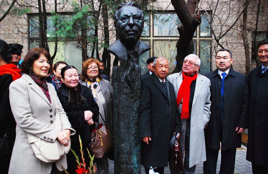 В Москве открыли памятник писателю Чингизу Айтматову 8 фото