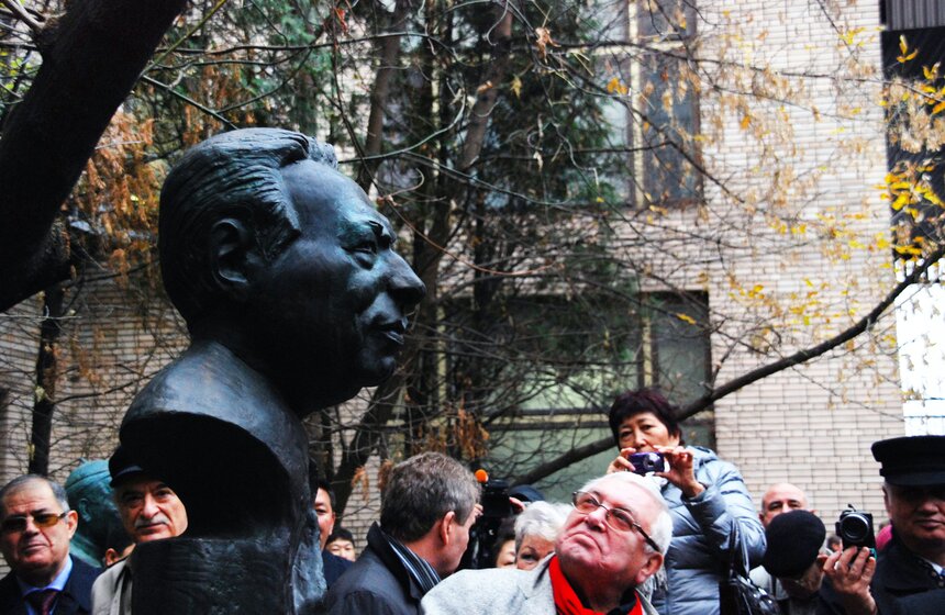 В Москве открыли памятник писателю Чингизу Айтматову 7 фото