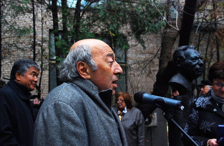 В Москве открыли памятник писателю Чингизу Айтматову 6 фото