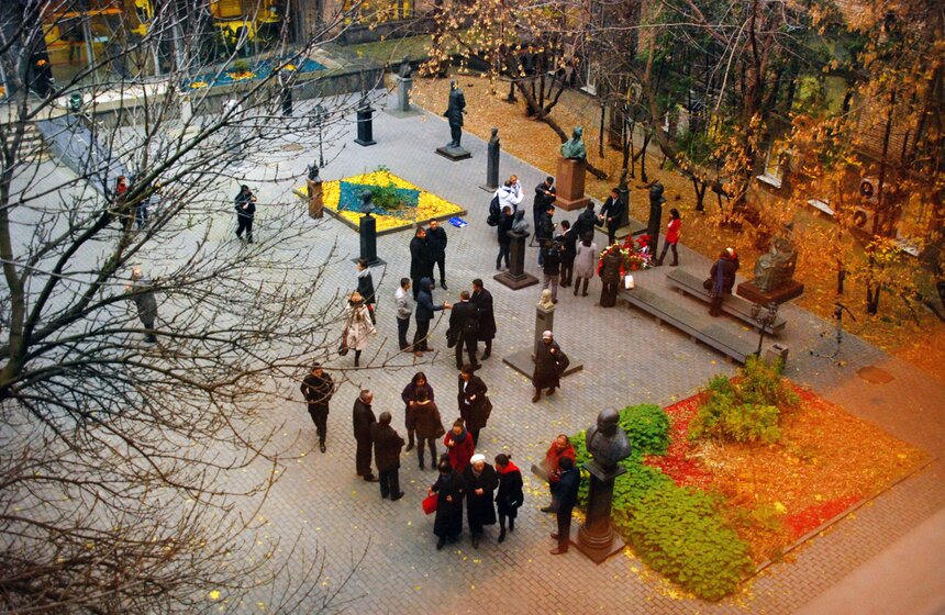 В Москве открыли памятник писателю Чингизу Айтматову 14 фото