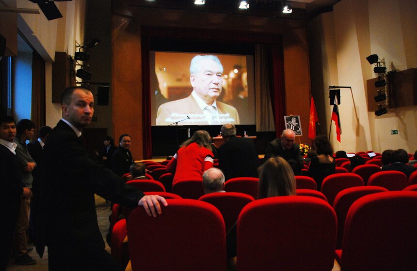 В Москве открыли памятник писателю Чингизу Айтматову 13 фото