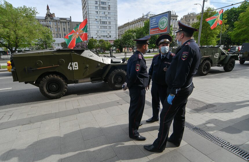 В День пограничника в столице прошел пробег восстановленной бронетехники 7 фото