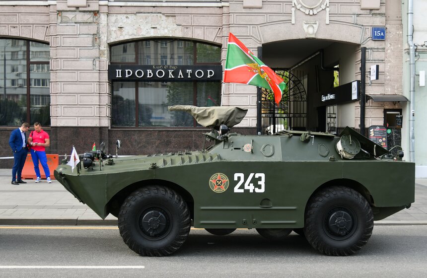 В День пограничника в столице прошел пробег восстановленной бронетехники 8 фото