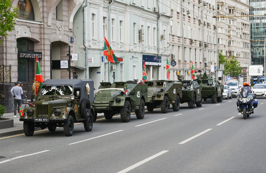 В День пограничника в столице прошел пробег восстановленной бронетехники 1 фото
