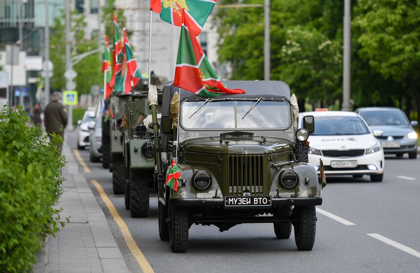 В День пограничника в столице прошел пробег восстановленной бронетехники 10 фото