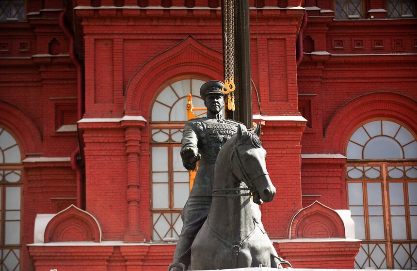 Отреставрированный памятник Жукову установили на Манежной площади 5 фото