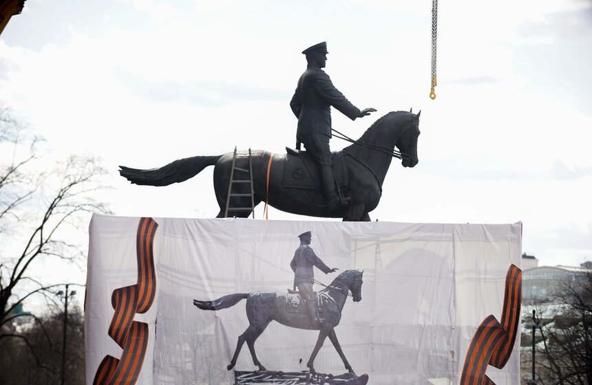 Отреставрированный памятник Жукову установили на Манежной площади 7 фото