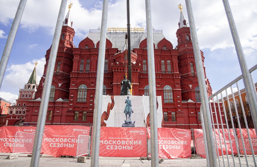 Отреставрированный памятник Жукову установили на Манежной площади 8 фото