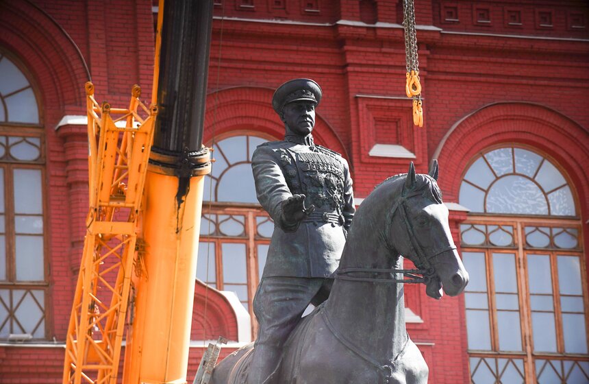 Отреставрированный памятник Жукову установили на Манежной площади 3 фото