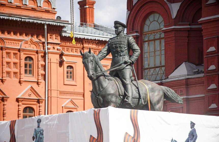 Отреставрированный памятник Жукову установили на Манежной площади 6 фото