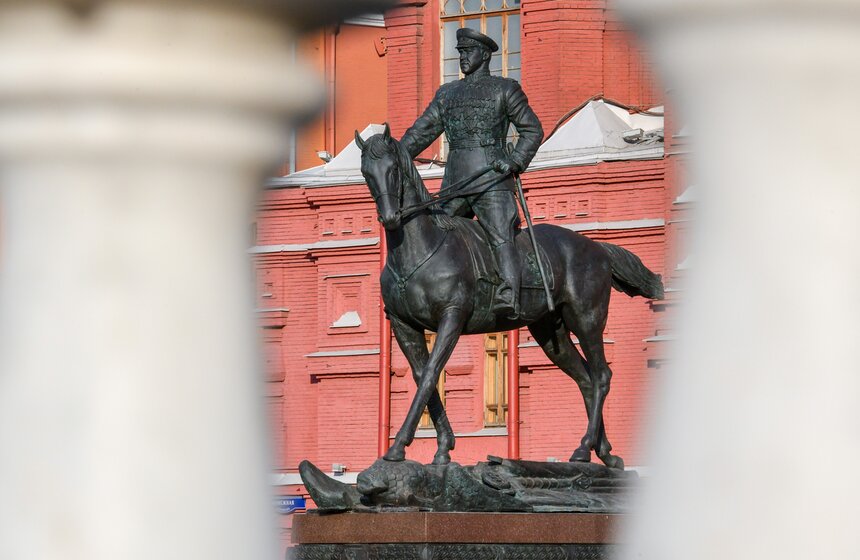 В Москве завершили реставрацию памятника маршалу Жукову 8 фото