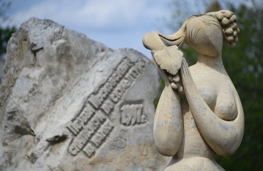 В парке "Музеон" обработали и почистили скульптуры 7 фото