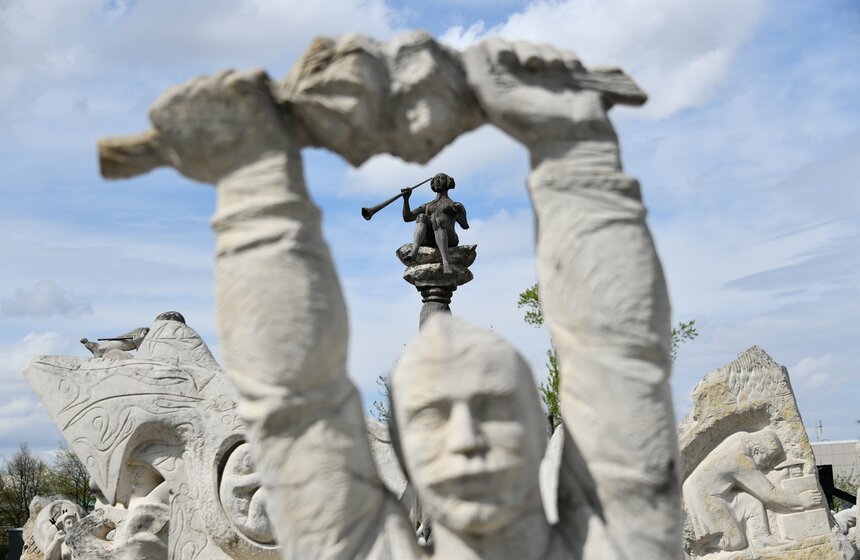 В парке "Музеон" обработали и почистили скульптуры 3 фото