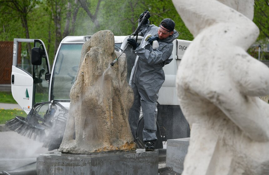 В парке "Музеон" обработали и почистили скульптуры 18 фото