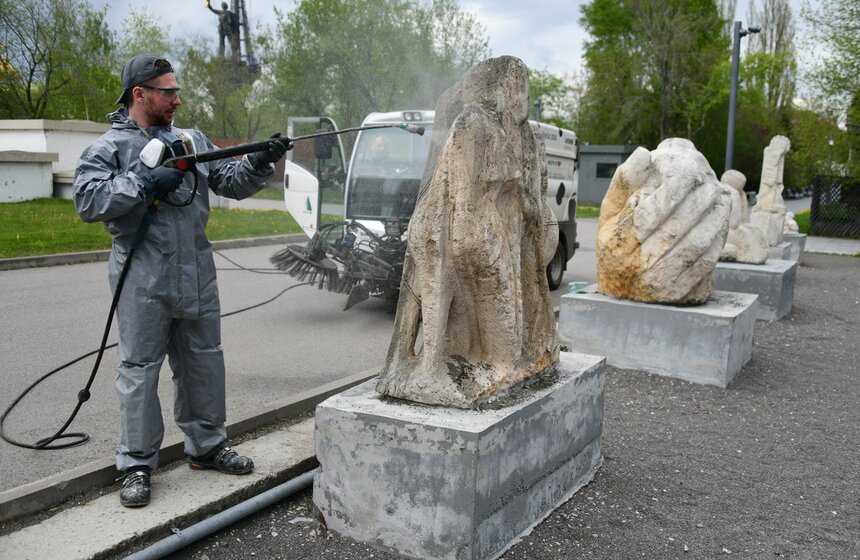 В парке "Музеон" обработали и почистили скульптуры 13 фото