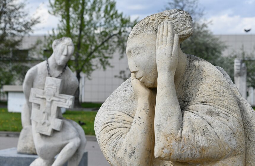 В парке "Музеон" обработали и почистили скульптуры 6 фото