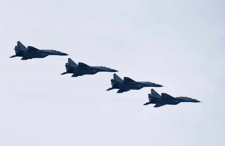 В Москве отрепетировали авиапарад на 9 Мая 8 фото