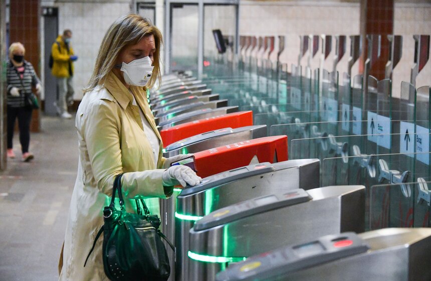 В Москве начал действовать обязательный масочный режим 10 фото